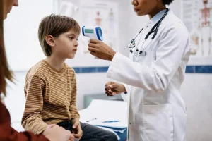 چه زمانی تب کودک نیاز به مراجعه به پزشک دارد؟