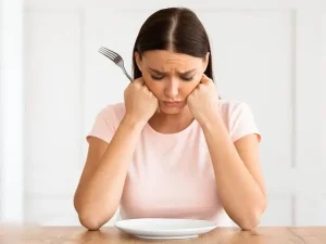 ررسی علت بی اشتهایی ناگهانی و کاهش میل به غذا در یک فرد نگران