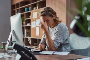 نشستن طولانیمدت موجب سردرد تنشی میشود.